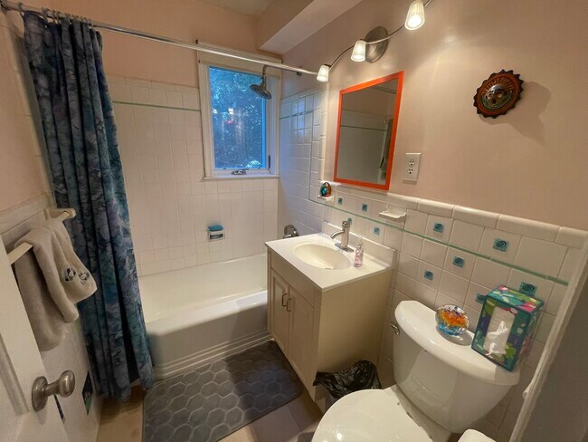 Building Photo - 2354 King Pl NW