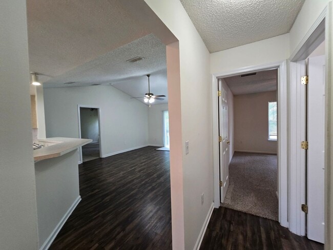 Building Photo - Move-In Special 1/2 Off First Months Rent