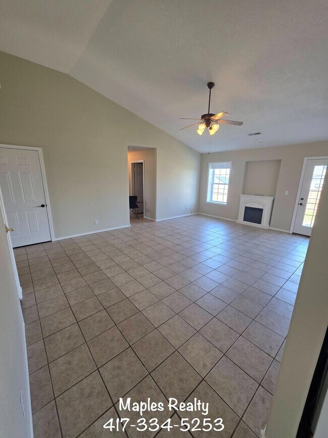 Building Photo - 3 Bed | 2 Bath Home in Hollister, MO – Flat Yard + 2-Car Garage