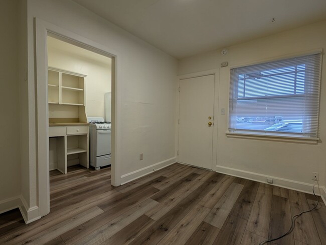 Building Photo - Charming 1 Bedroom, 1 Bath Apartment With ...