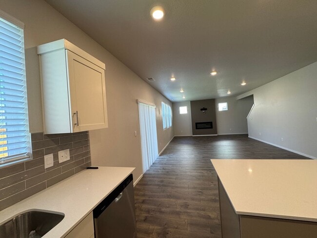 Building Photo - 5 bedroom House in Northeast Salem!