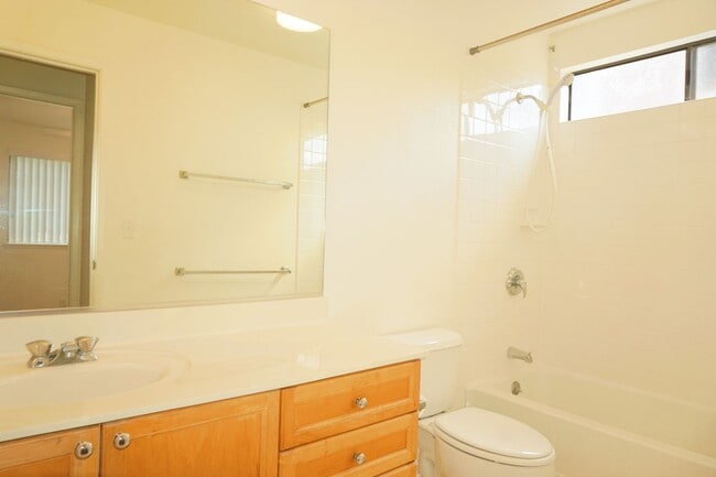 Building Photo - Centrally located Waipahu Single Family Home!