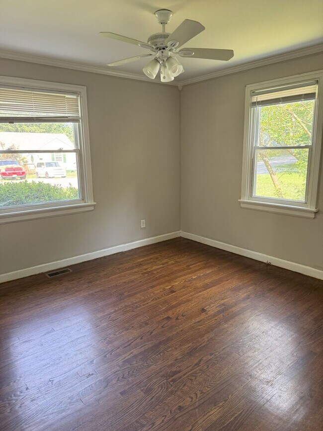 Building Photo - Near West End Rancher ready for you!