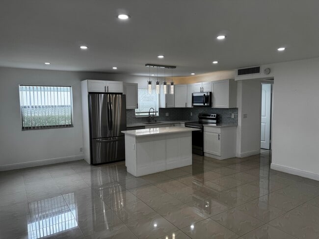Building Photo - 153 Monaco Way