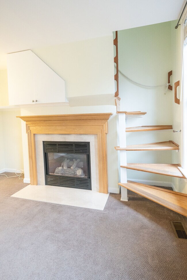 Building Photo - 719 N Vermont St