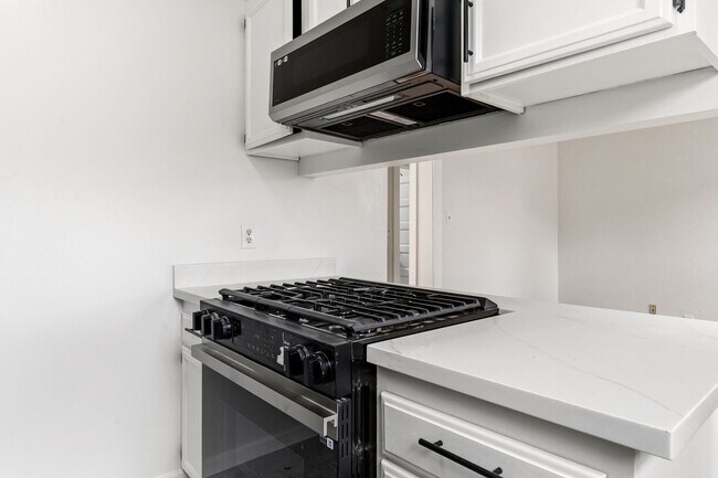 Building Photo - Fully Renovated 2 Bed, 1 Bath Oakland Home with In-Unit Laundry