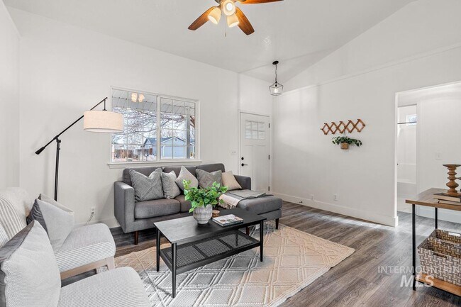 Building Photo - Remodeled Home in Kuna!