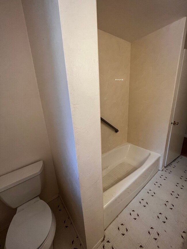 Building Photo - 4-Bedroom 3-Bathroom house with attached 1 bedroom apartment