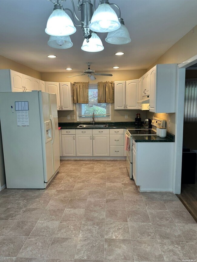 Building Photo - 115 Wedgewood Dr