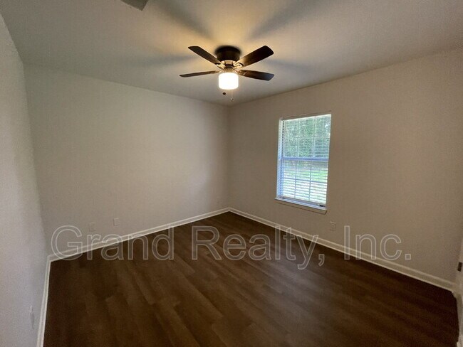 Building Photo - 6221 Fox Run St