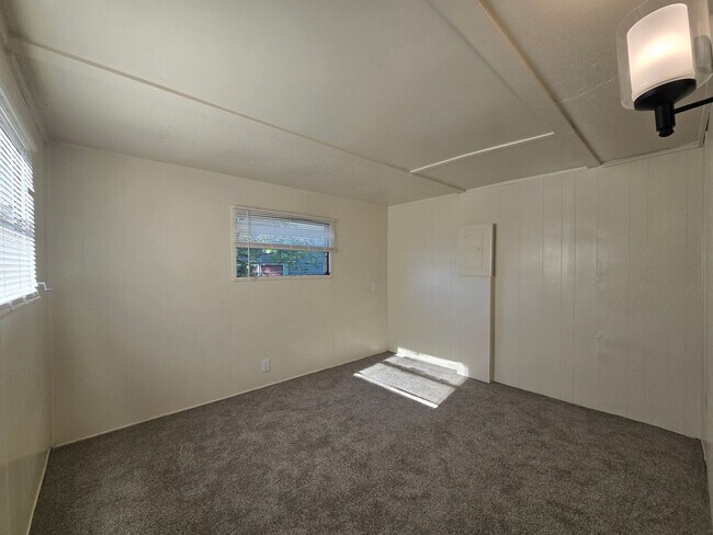 Building Photo - 2 bed 1 bath Home *Section 8 Welcome*