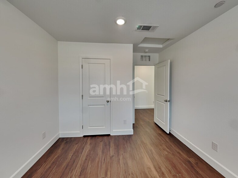 Building Photo - 134 Charmante Tulip Lane