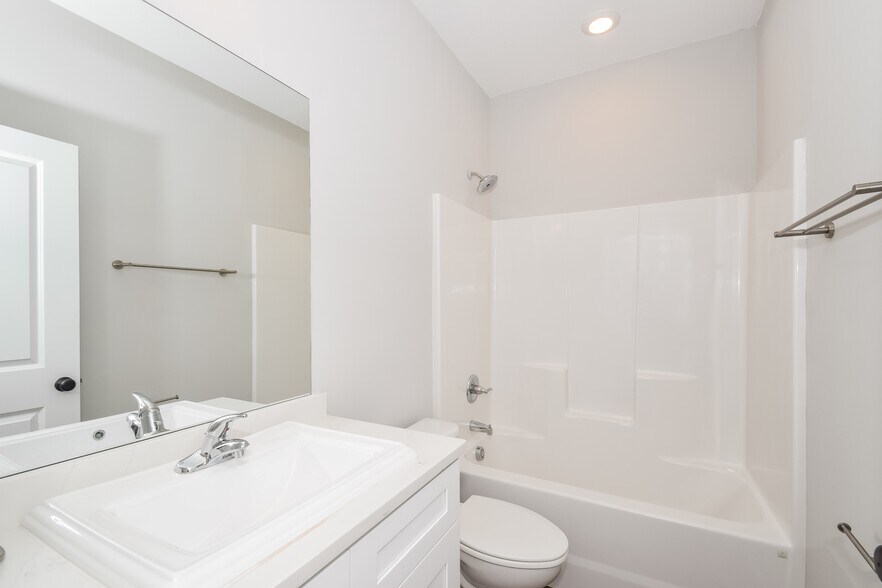 Building Photo - 1053 Autumns Wood Cir E