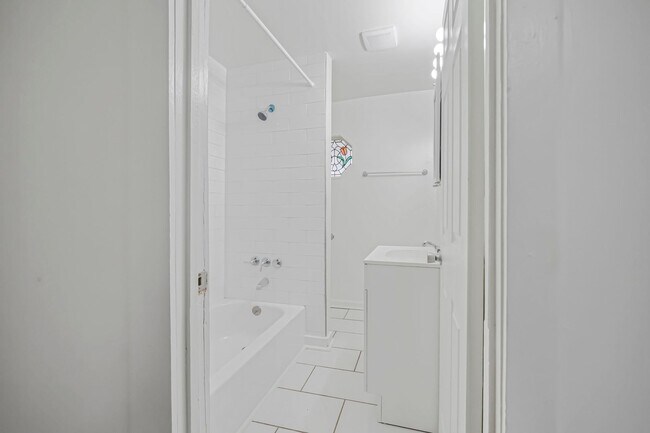 Building Photo - 1997-1999 W Broad St