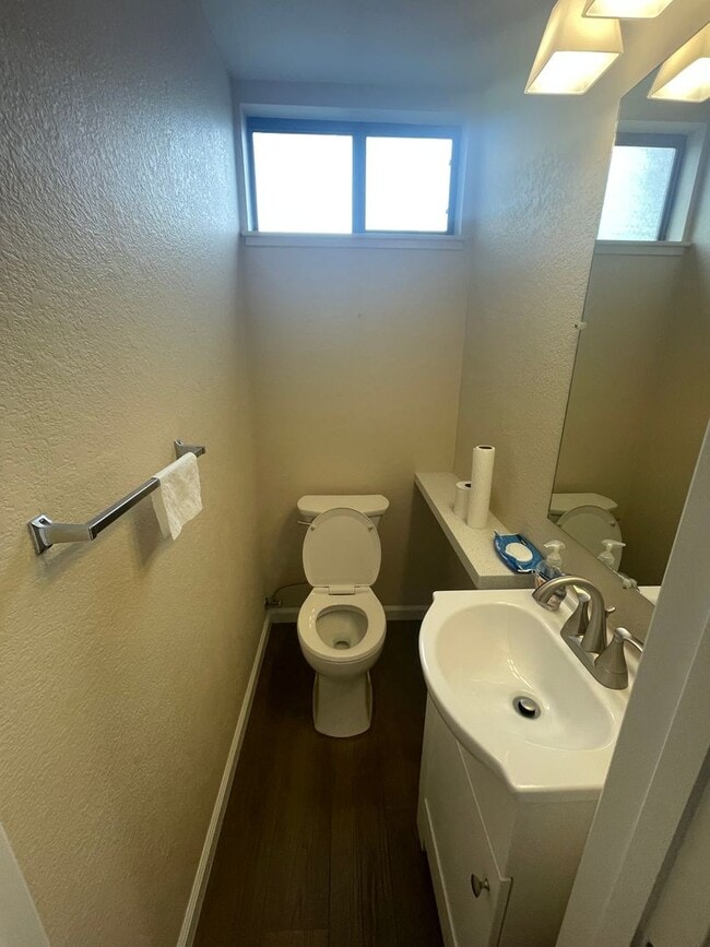 Building Photo - $3190 -- Beautifully Remodeled Townhome in...