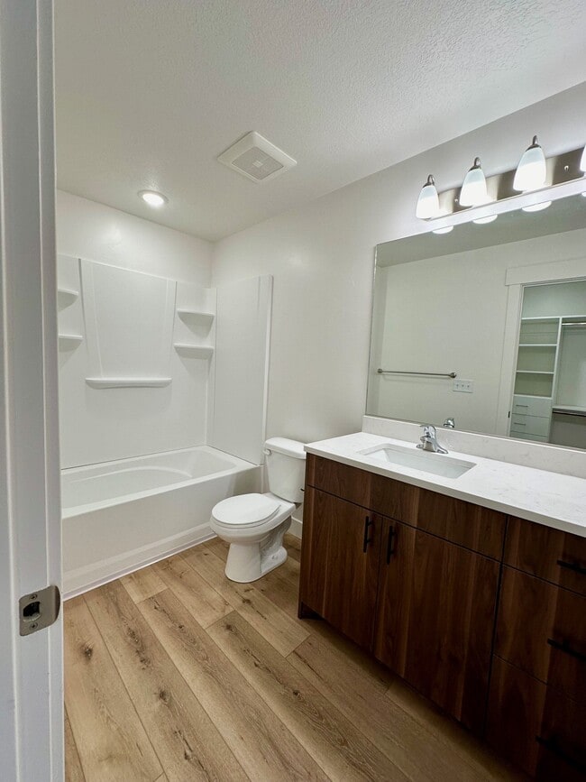 Building Photo - HC542