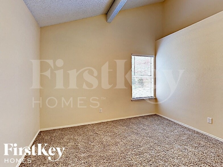 Building Photo - 504 Mockingbird Dr