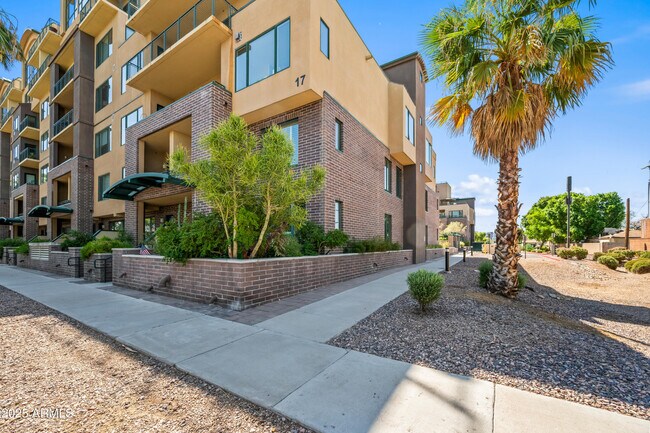 Building Photo - 17 W Vernon Ave