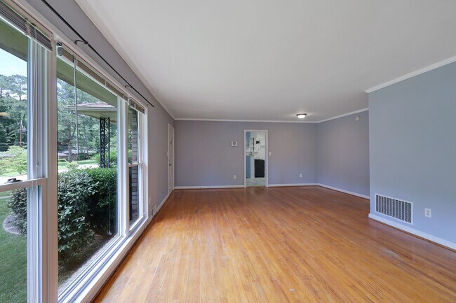Building Photo - 1260 Shore Dr SW