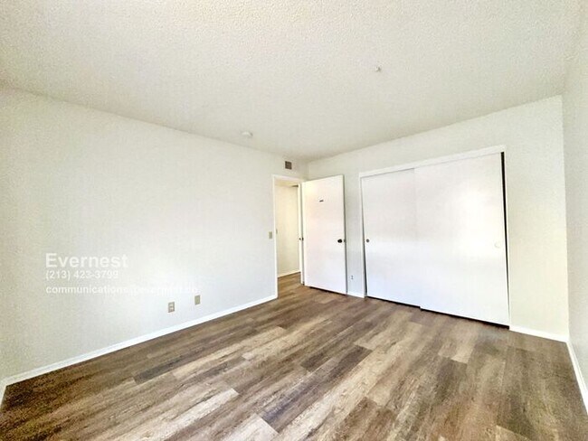 Building Photo - Lovely 2-Bed, 2-Bath Condo with Great Loca...