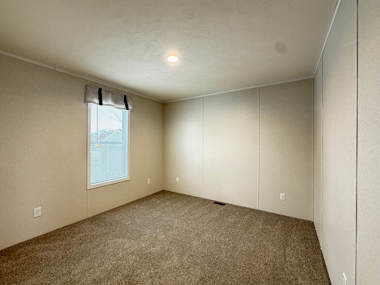 Building Photo - 29909 Flushing Dr