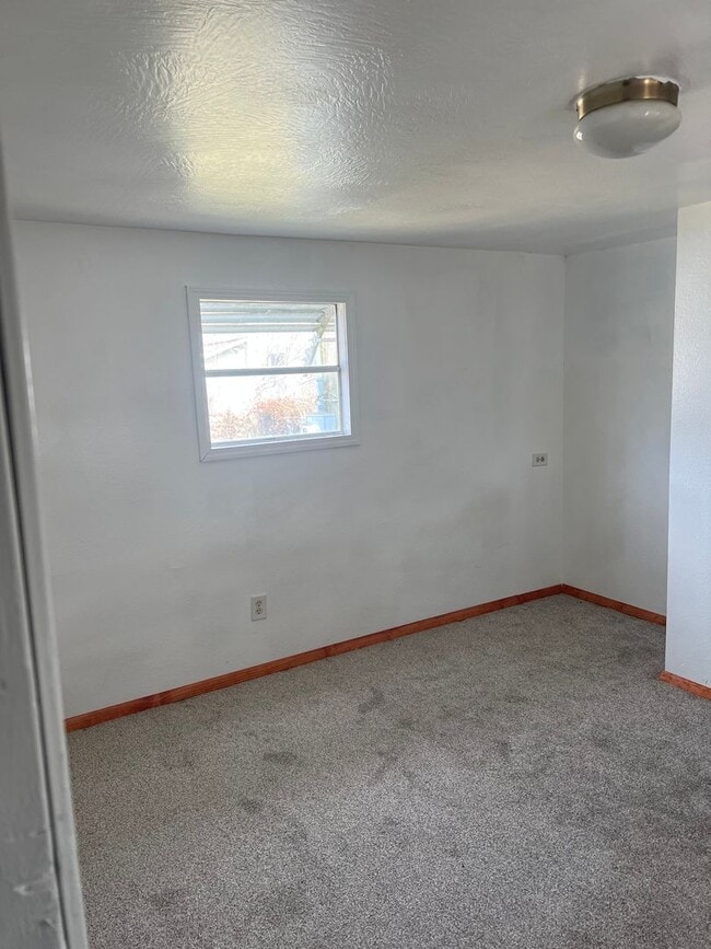 Building Photo - 2 bedroom, 1.5 bath home in Brookline