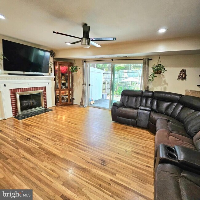 Building Photo - 7603 Tiverton Dr