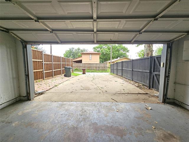 Building Photo - 1304 Oakhill Dr