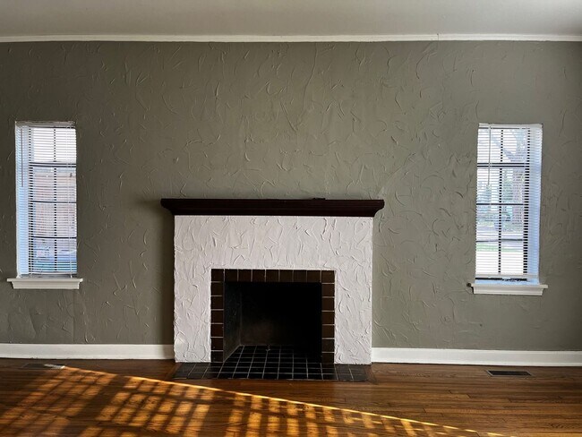 Building Photo - Historic Duplex near Plaza district!