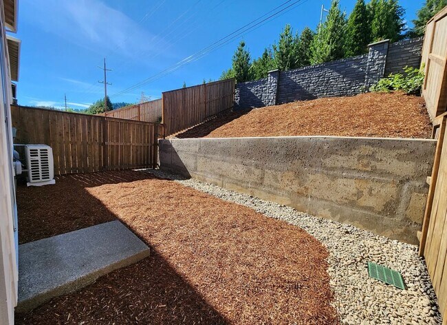 Building Photo - Must See Townhome Located in Ponderosa Ridge