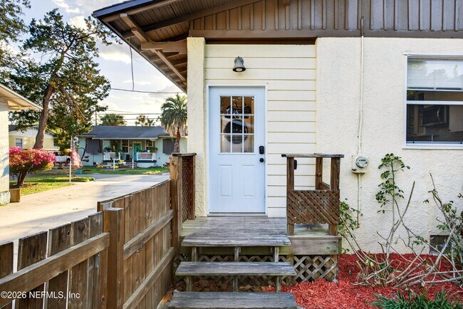 Building Photo - 1903 Dewey Pl