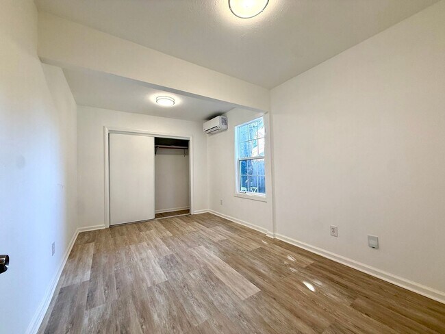 Building Photo - N Claremont