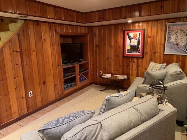 Building Photo - Beautiful 2 Bedroom 1 Bathroom End Unit, B...