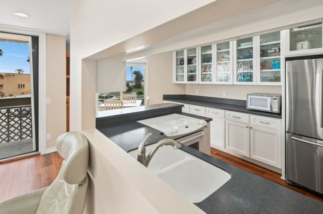 Building Photo - Stunning Ocean Beach Top Floor Corner Beac...