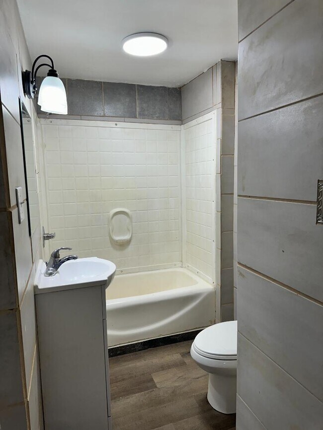 Building Photo - 611 School Ave