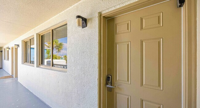 Building Photo - 556 Coral Ct