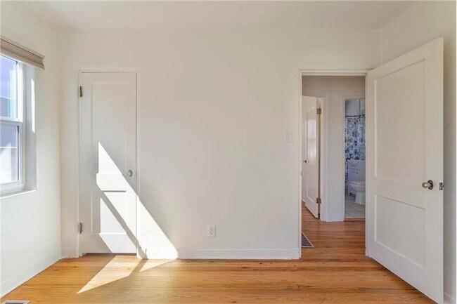 Building Photo - 1109 Lafayette Dr NE