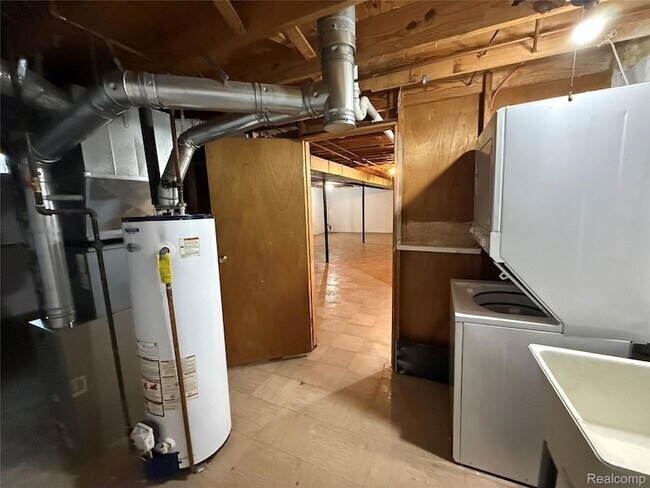 Building Photo - 15895 Cambridge Dr