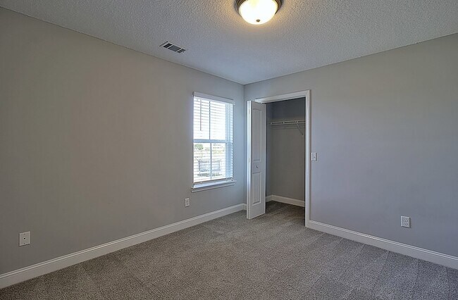 Building Photo - 566 Burke Dr