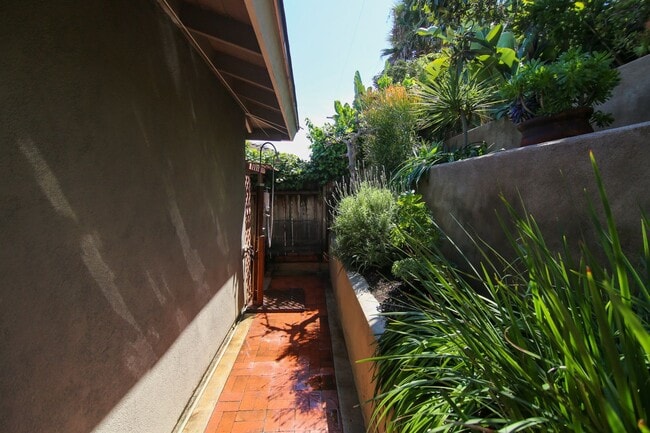 Building Photo - Furnished Single Story Home West of the Freeway