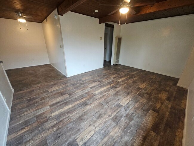 Building Photo - Spacious 4 Bedroom 2 Bath Home WITH BONUS ...