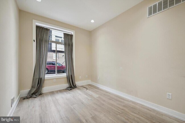 Building Photo - 2024 E Fletcher St