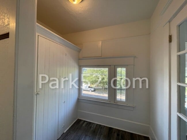Building Photo - 2 Bedroom 1 Bathroom Duplex