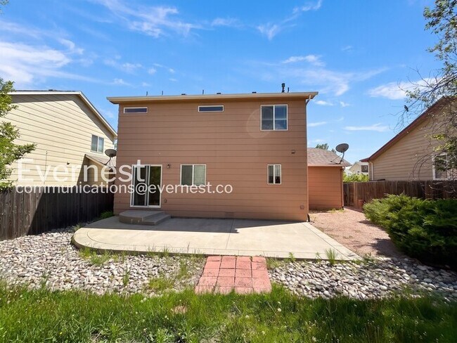 Building Photo - 3 Bed, 2.5 Bath Home with Fenced Yard & Garage / Available Soon!
