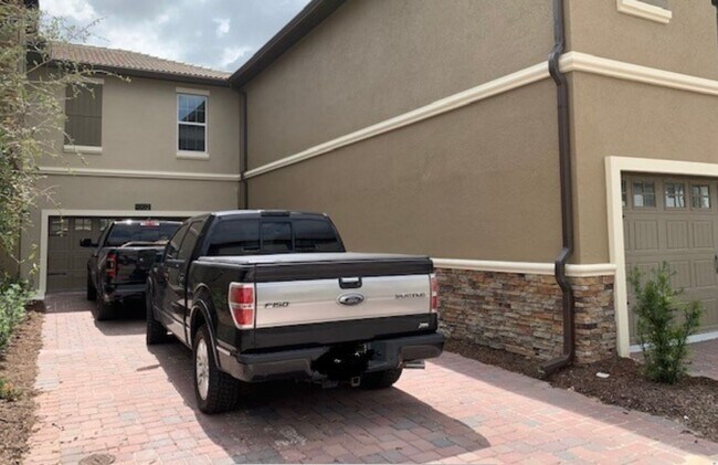 Building Photo - 5 Bedroom / 3 Bath Town home with 2 car garage