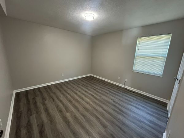 Building Photo - S. Knox 1bd/1ba- 1st floor Unit Available Now