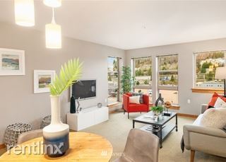 Building Photo - 827 Hiawatha Pl S