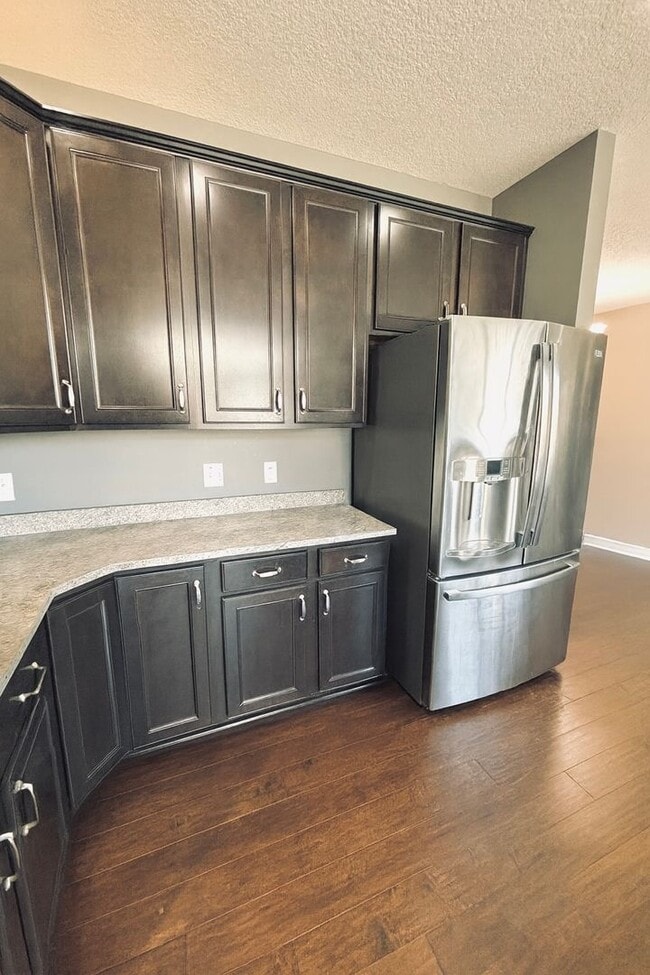 Building Photo - Updated 4bed/3bath Townhome in Prime Maple...