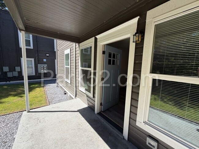 Building Photo - 1 Bed 1 Bath Tacoma Apartment - Small Pet Friendly