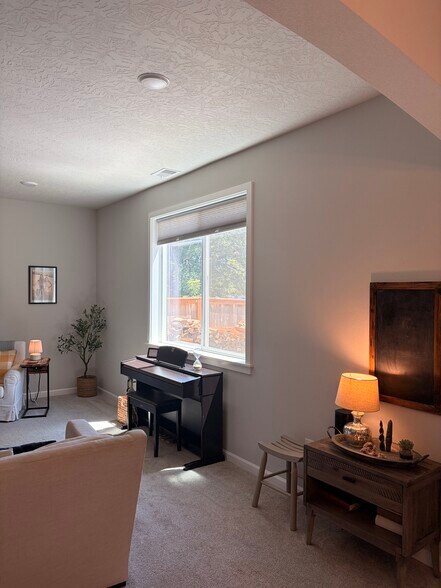 Building Photo - 7193 SE Cheryl Ct